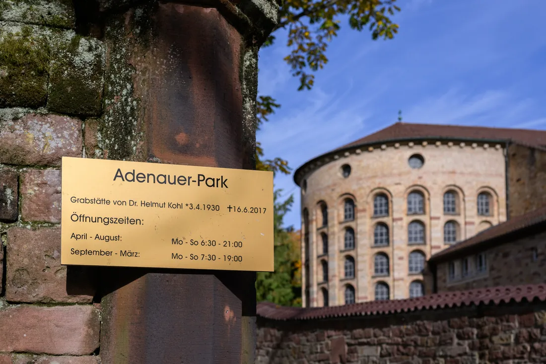 Hinweisschild am Adenauer-Park, der Grabstätte von Helmut Kohl – Speyer, 29. Oktober 2025