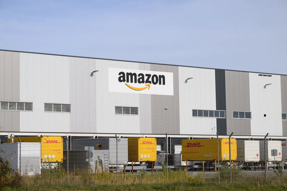 Logistikzentrum von Amazon mit Wechselbrücken der DHL – Rheinland-Pfalz, 29. Oktober 2025