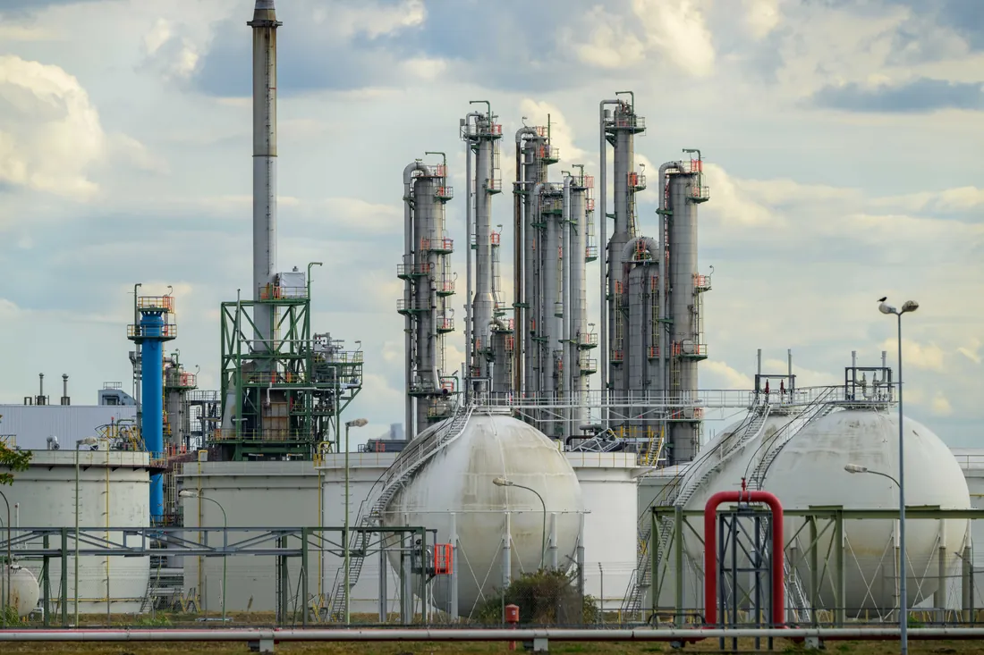 Destillationskolonnen und Kugeltanks einer Chemieanlage – Mannheim, 9. September 2026
