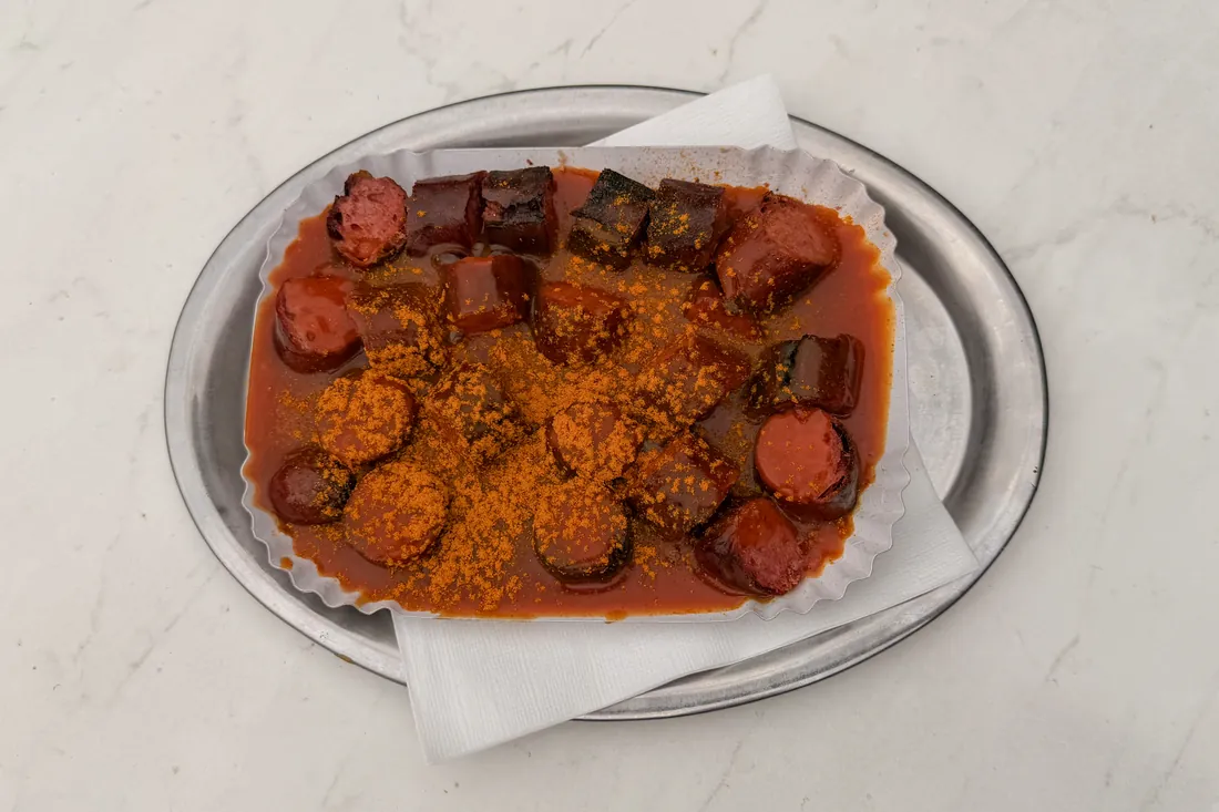 Currywurst mit Currysauce beim Imbiss „Curry Sau“ – Speyer, 16. September 2026
