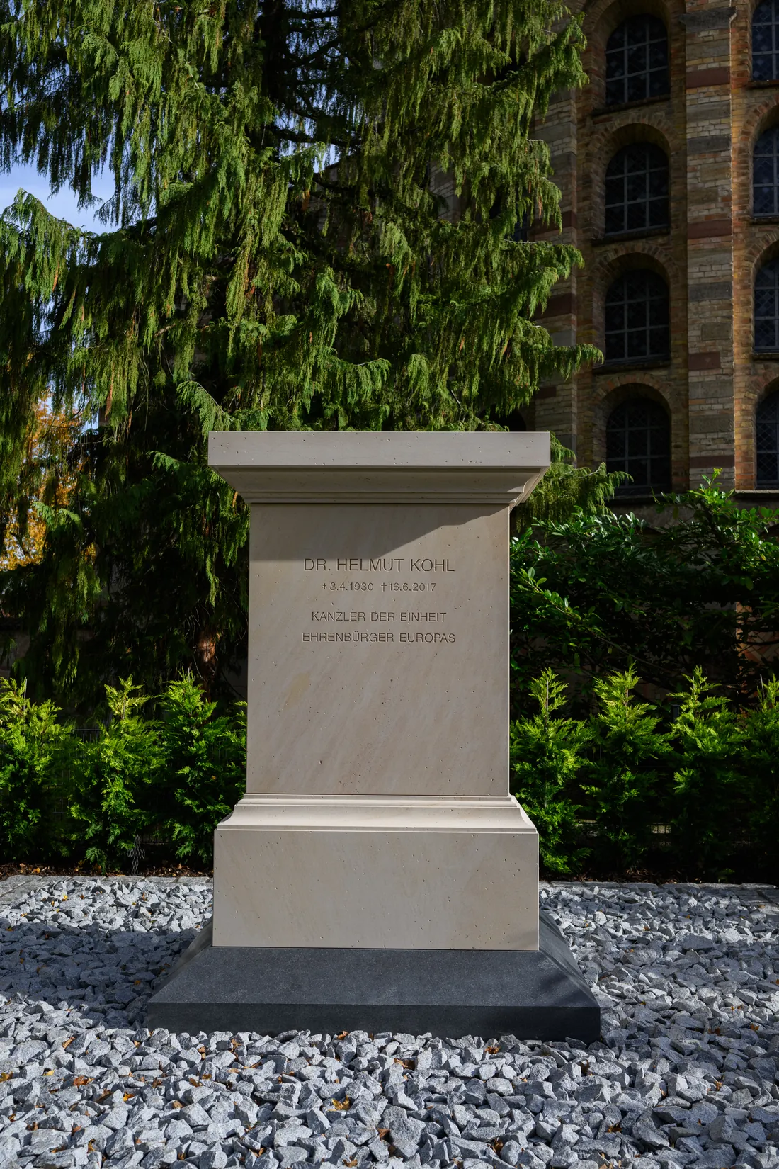 Grabstein mit der Inschrift „Kanzler der Einheit, Ehrenbürger Europas“ – Speyer, 29. Oktober 2025