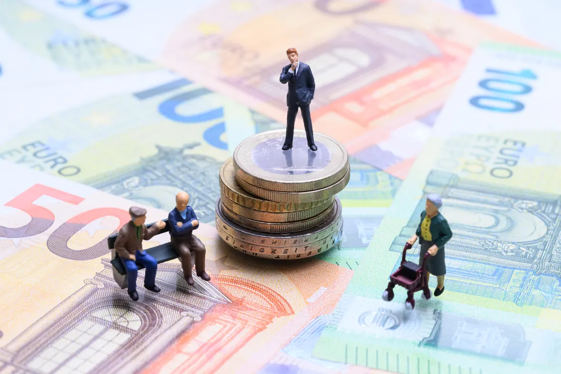 Miniaturfiguren auf Geldscheinen und Münzen, Symbolbild zur Altersvorsorge – Waldsee, 4. August 2025