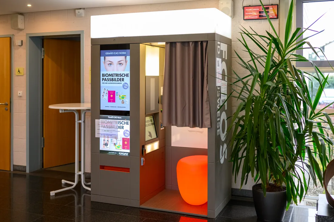 Automat für biometrische Passbilder in einem Bürgerbüro – Worms, 5. Dezember 2025