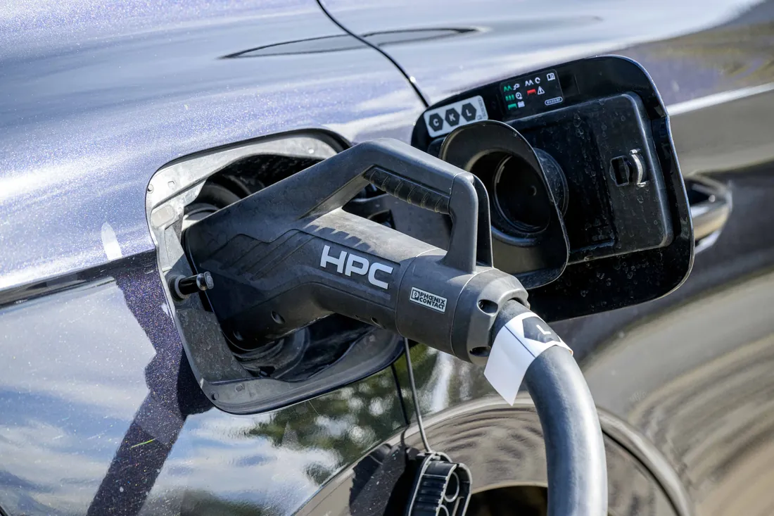 Stecker eines Schnellladers in der Ladebuchse eines Elektroautos – Mannheim, 9. September 2026